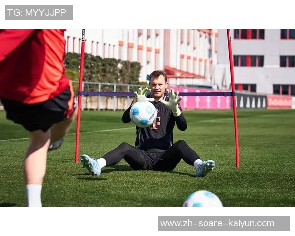 拜仁官方承认:诺伊尔右腿肌肉纤维撕裂,门将方位遇紧迫检测